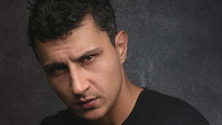 ازدواج جم اوسلو بازیگر معروف ترک با عشق ۲.۵ ساله اش 1 ازدواج جم اوسلو